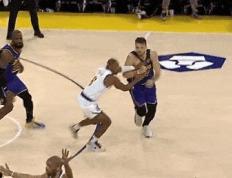 IM体育在线注册-包含职业篮球赛场上激烈对决，双方争分夺秒的词条