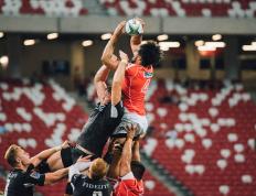 IM体育官方网站-快船铁壁锁灰熊，东契奇独舞耀全场，双星闪耀背后的攻防博弈