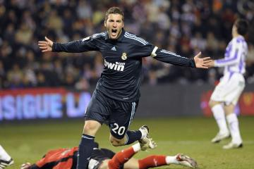 IM体育在线注册-赛道风云，红牛二队战术完胜迈凯伦，佩雷兹火热状态点燃赛场