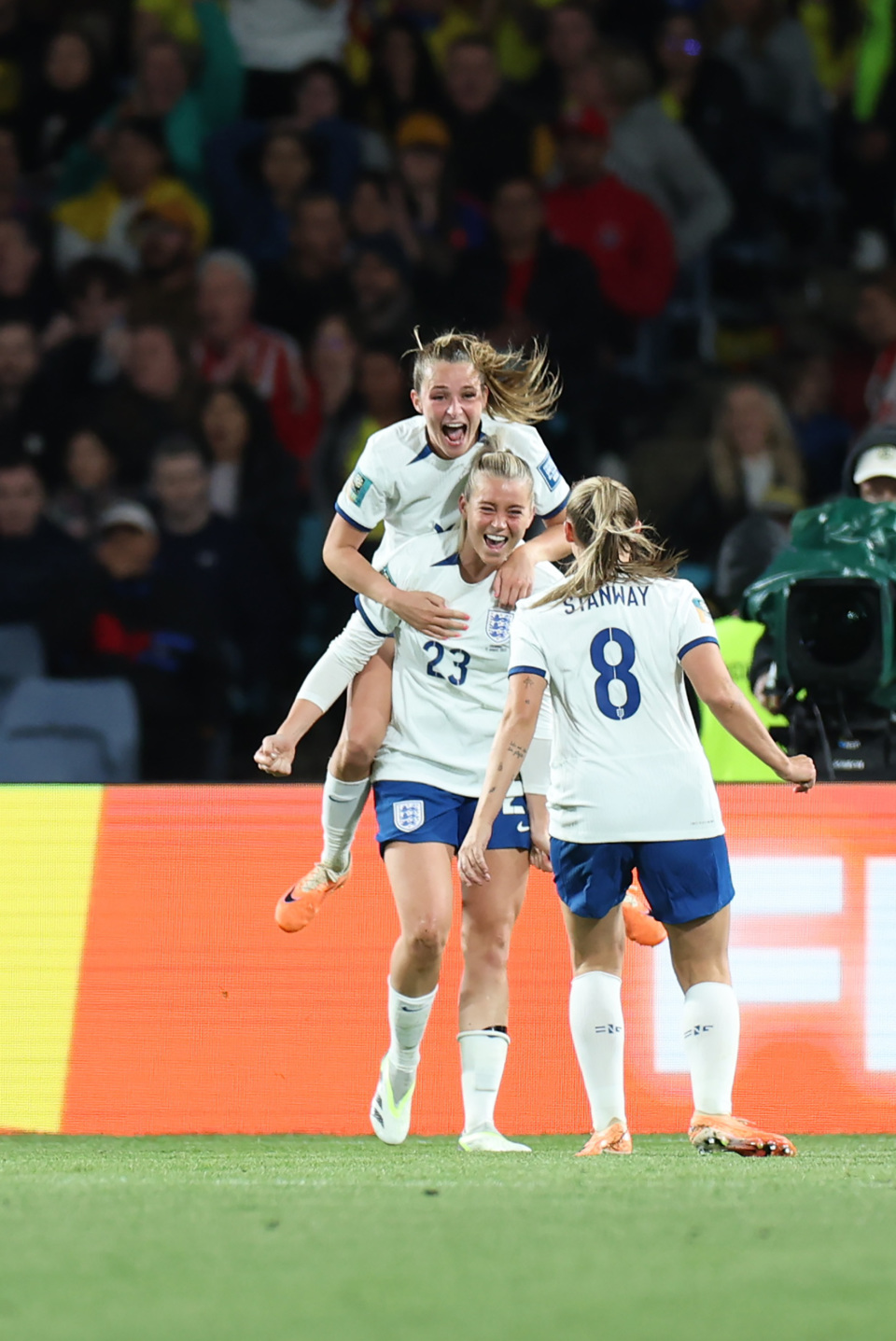 IM体育社区互动入口-包含英格兰完胜哥伦比亚,萨内绝境逆转的词条