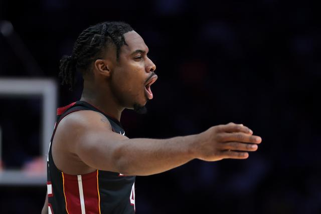 IM体育在线注册-包含热火轻取湖人B队，米切尔高光表现的词条