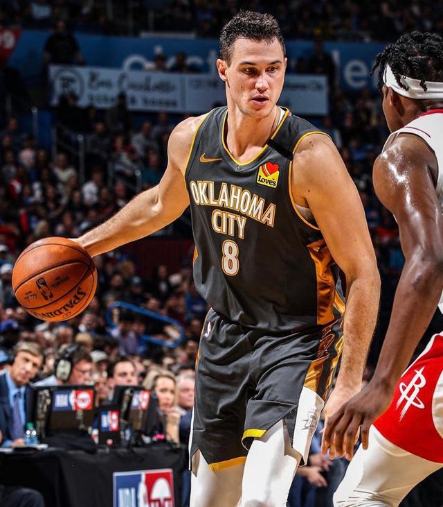 IM体育社区互动入口-勇士爆冷雄鹿B队，加里纳利送出助攻