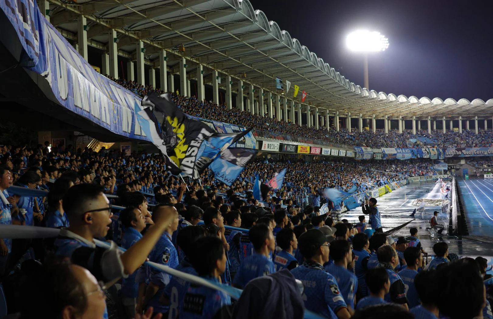 IM体育官方网站-足球比赛的精彩表现引来众多观众前往现场观看