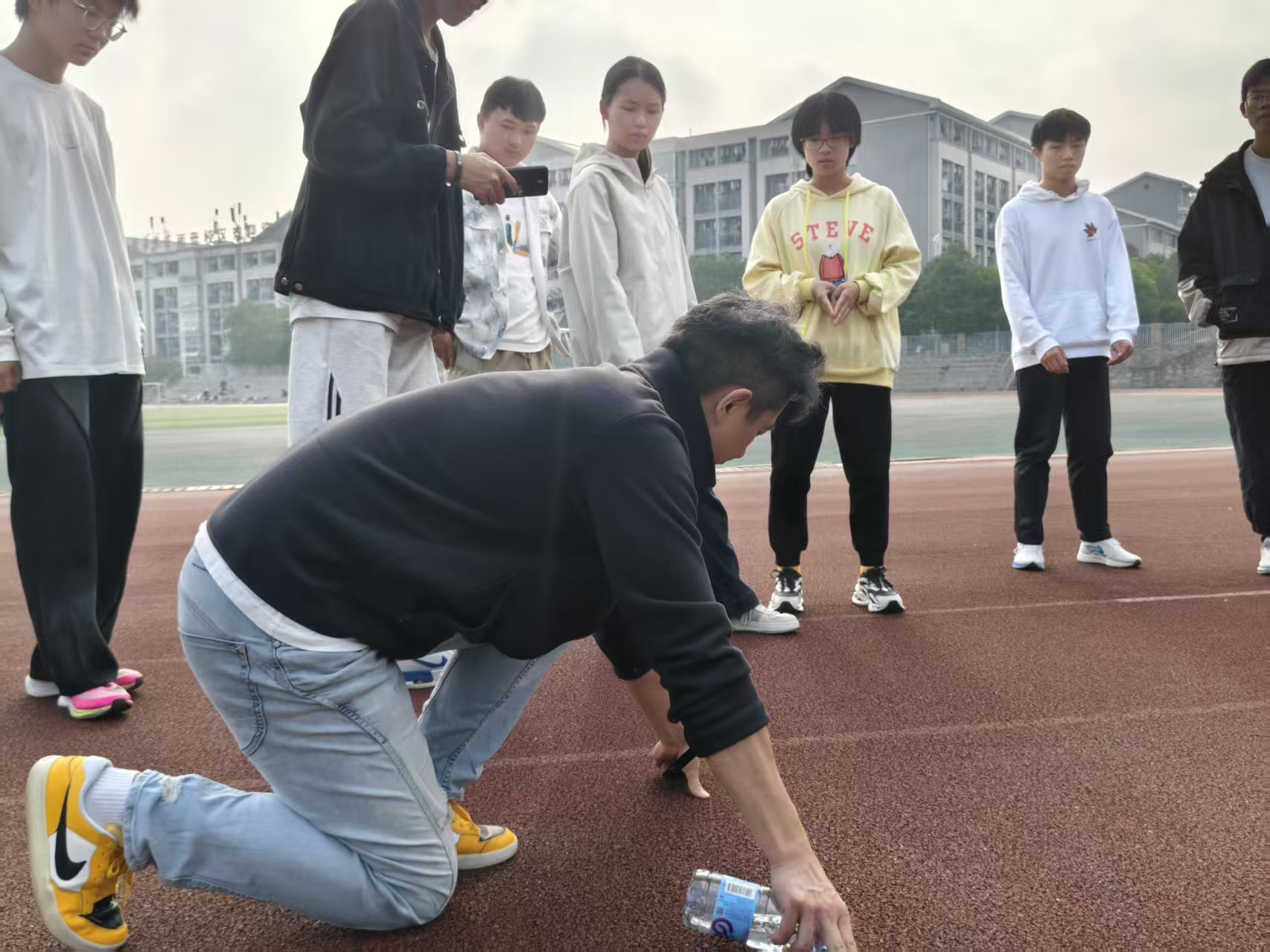 IM体育平台-精心备战，队员们全力以赴，为了胜利而战的简单介绍