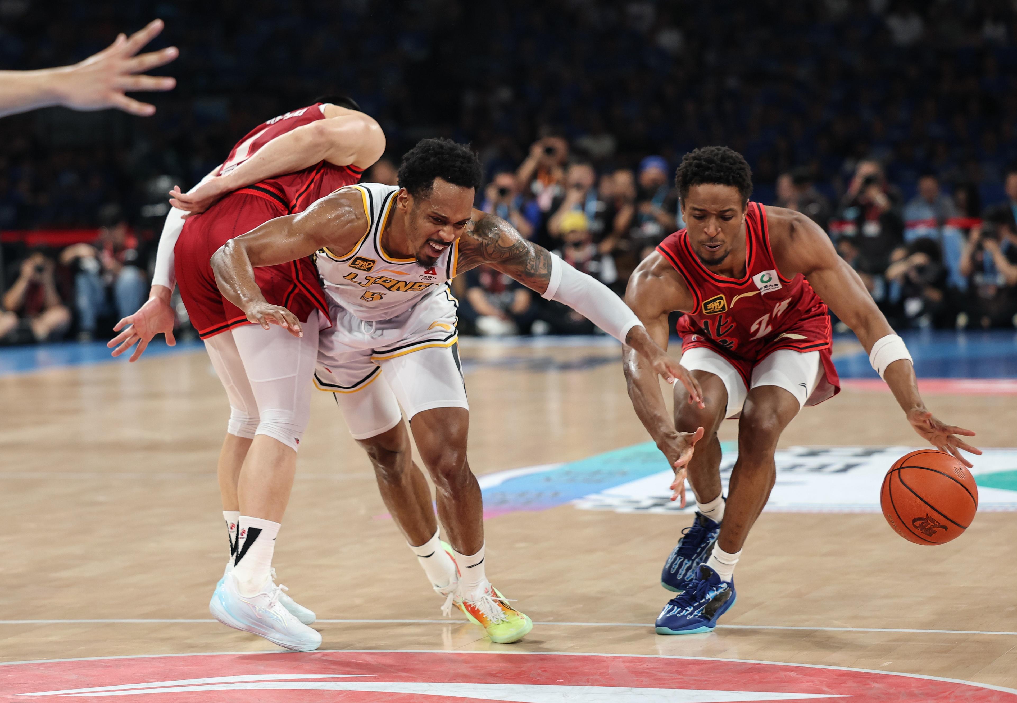 IM体育在线注册-包含职业篮球赛场上激烈对决,双方争分夺秒的词条